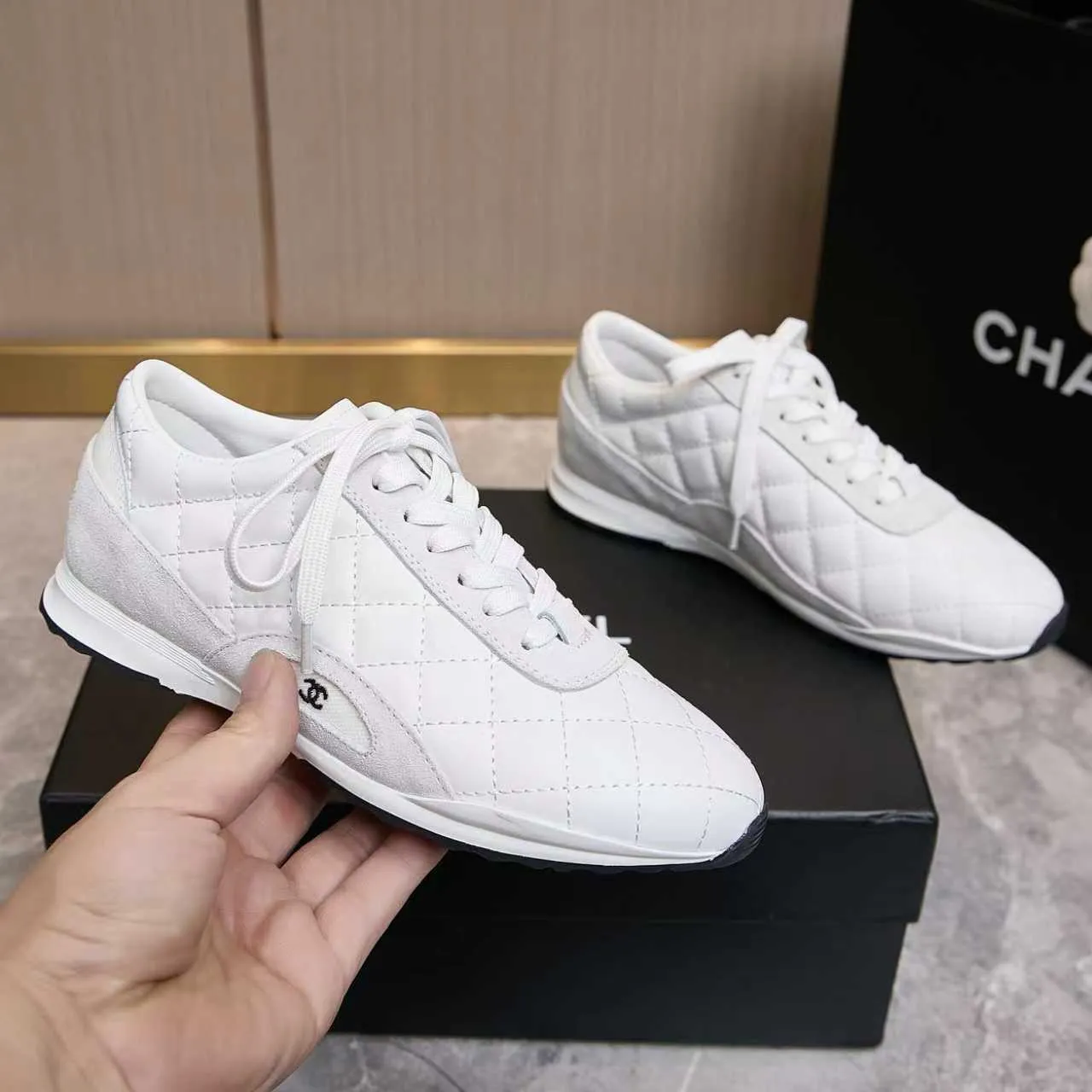 p560 Chanel Chanel - 2025 counter top casual sports shoes This classic design; the upper is electro-embroidered with a variety of techniques; the outsole is fashionable and sporty; the extraordinary inclusion of a variety of color matching elements... The diversified mix and match is very good-looking and versatile, casual, fashionable, sports and outdoor can be taken into account... ꫛꫀꪝ Go➫ Material: ❶Upper made of: original imported high silk cowhide suede ❷Inner use: Original imported breathable mesh ❸ Outsole based on: Original TPU combination outsole Counter boutique packaging complete set Female 35–41 Male 38-46